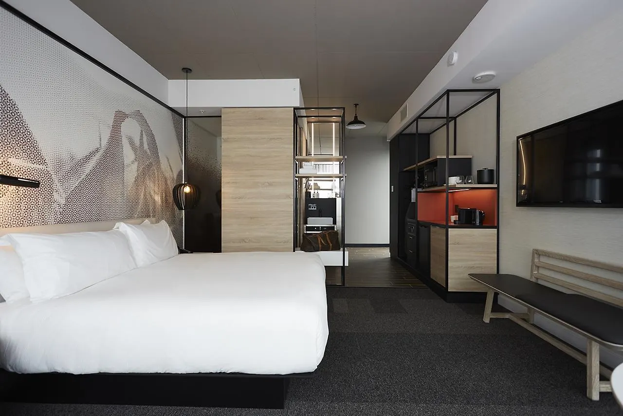 Hotel Escad Quartier Dix30 Brossard 4*,